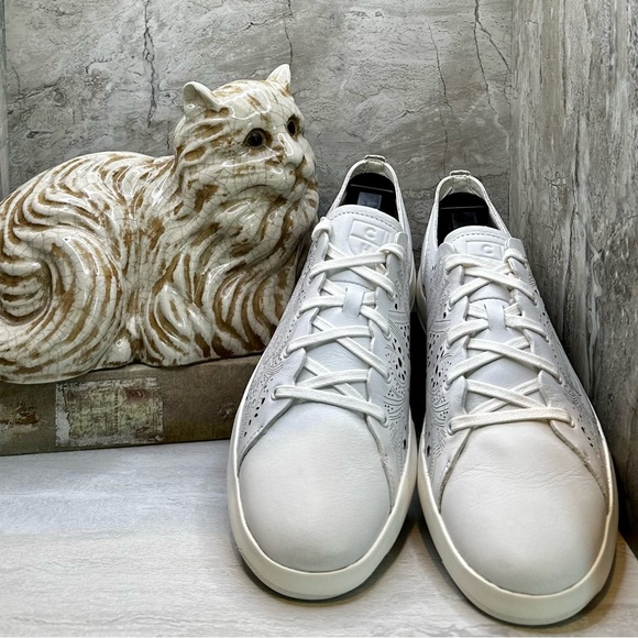 EUC Cole Haan GrandPro Laser Cut Leather Sneakers Size 9 - Picture 4 of 10